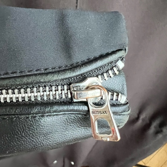 RUDSAK COAT WITH LEATHER SLEEVES
GENUINE LEATHER SLEEVES - Picture 6 of 6